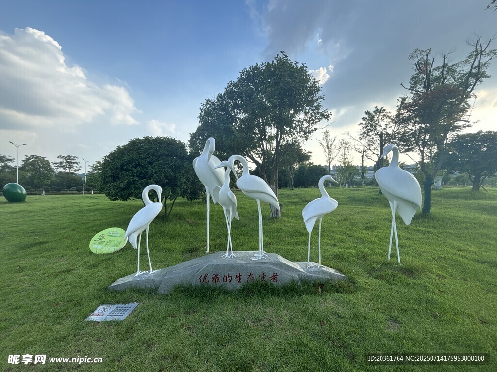 草地上的白色雕塑群