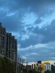 城市高楼与多彩天际线