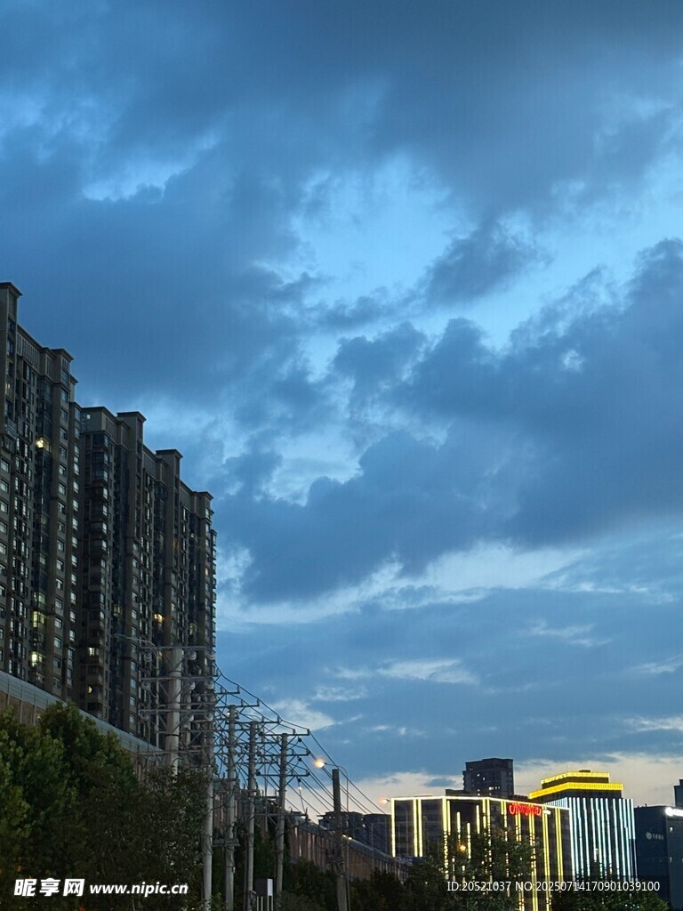 城市高楼与多彩天际线