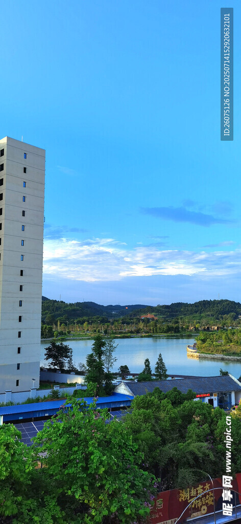 湖畔高楼风景