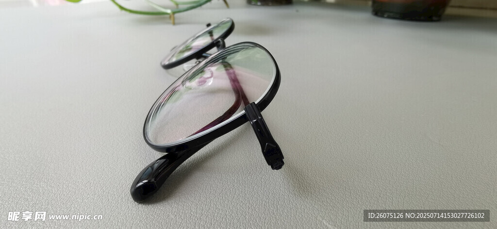 简约风眼镜置于白色桌面