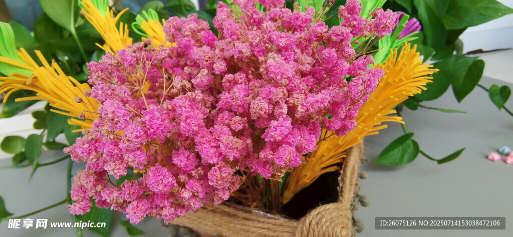 粉色干花置于手工花篮中