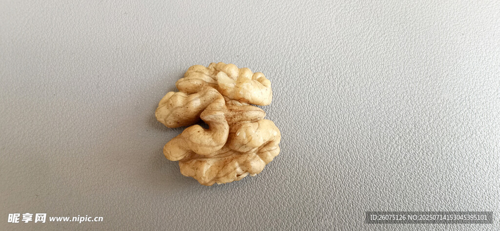 一颗饱满的核桃仁
