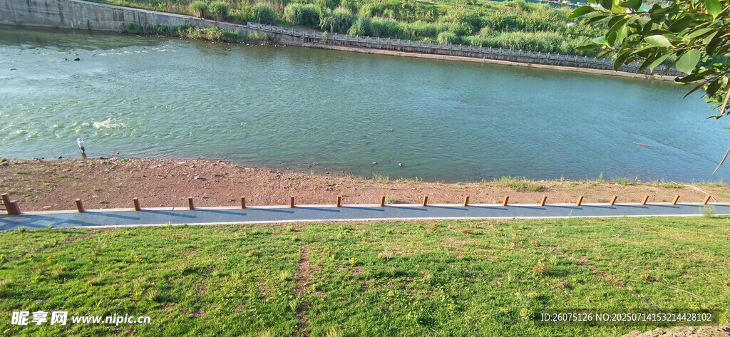 河畔风景