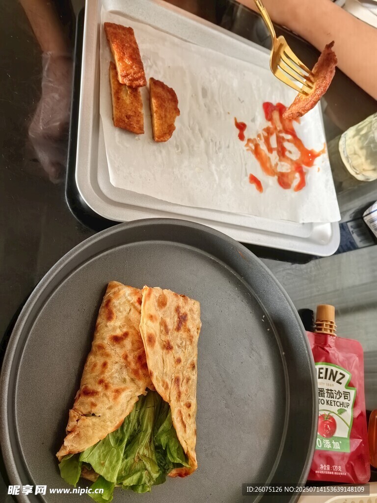 美味卷饼与烤制食物过程