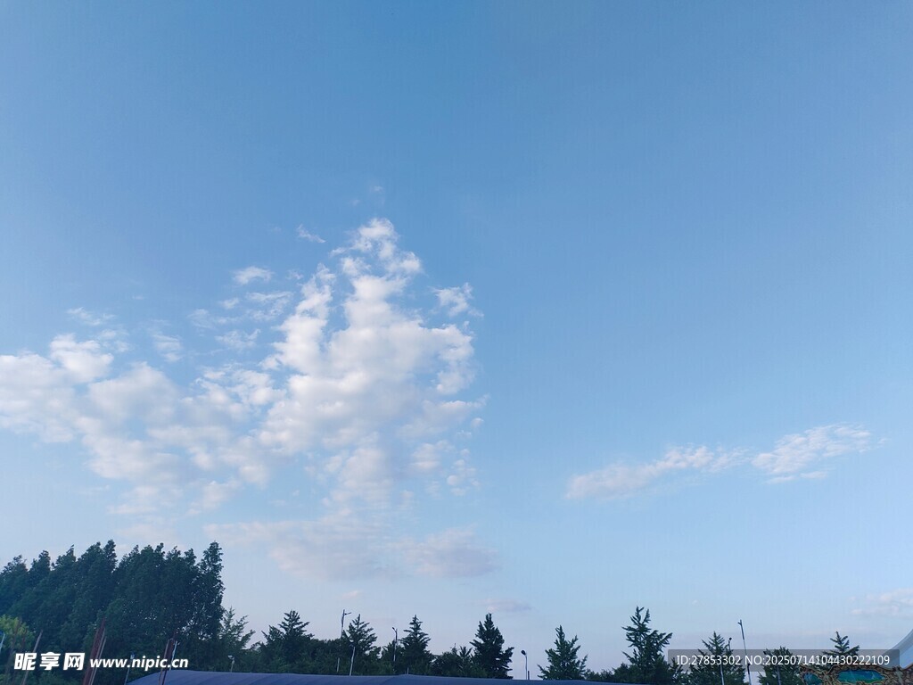 蓝天绿树间的白云美景