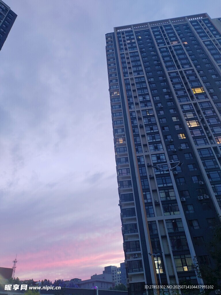 城市高楼与黄昏天空