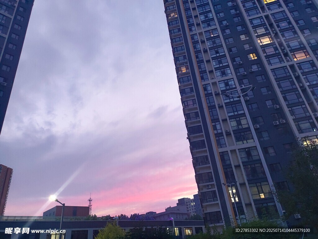 城市黄昏高楼间的梦幻天色