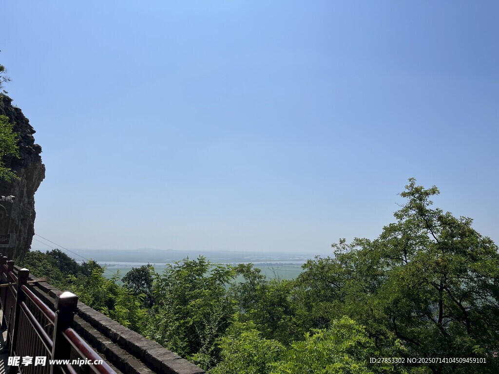山间观景台的秀丽风光
