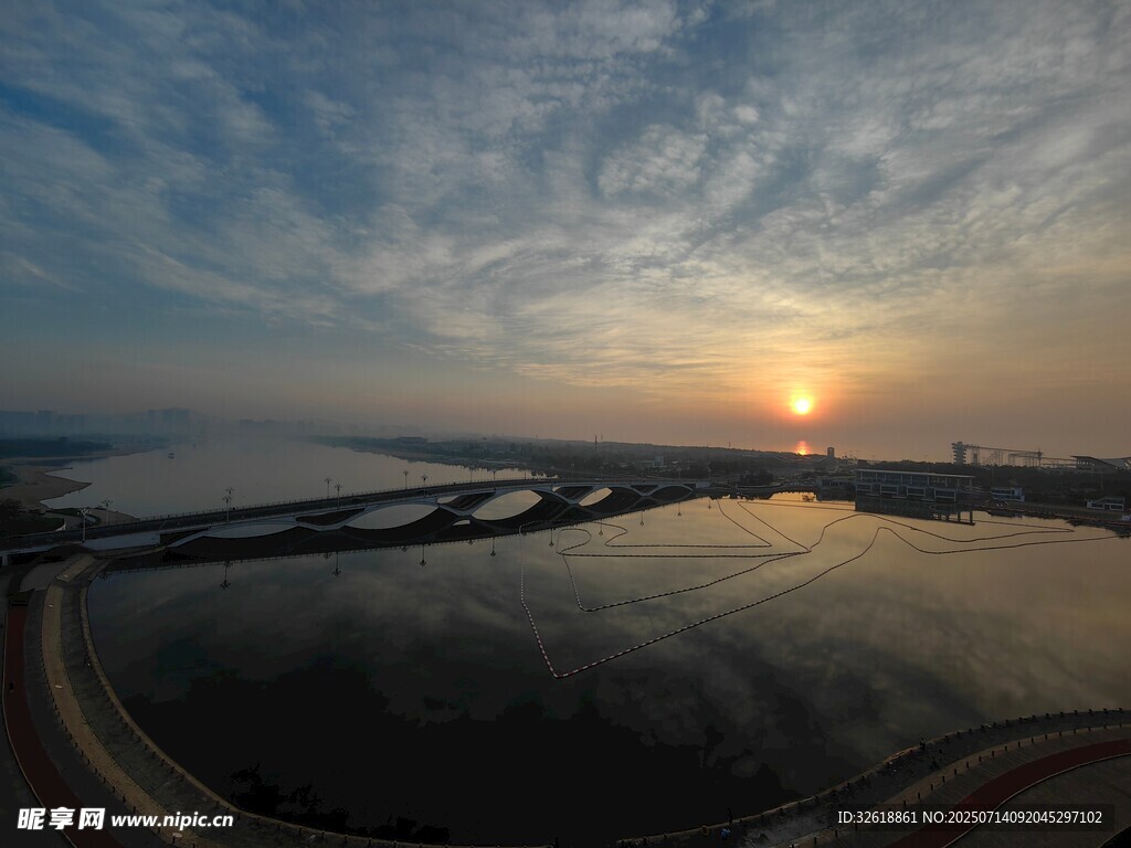 河畔日落美景