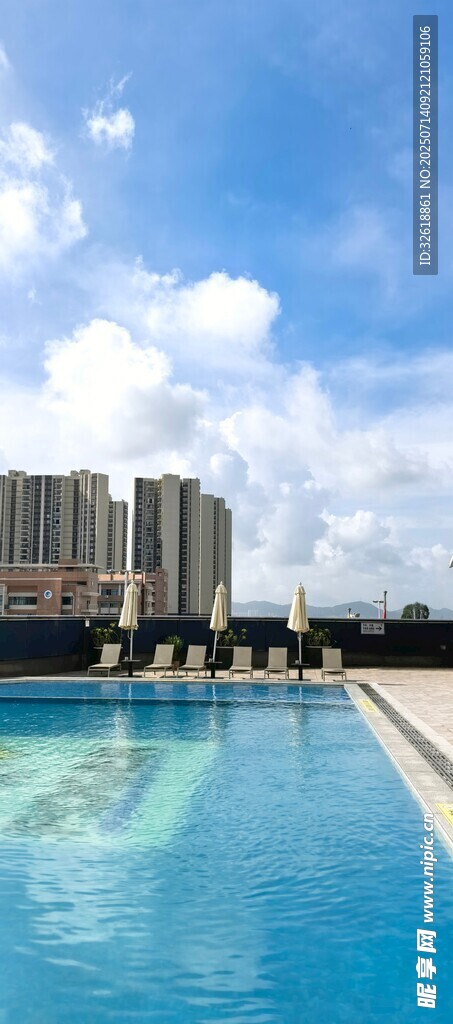 城市中的清澈泳池景观