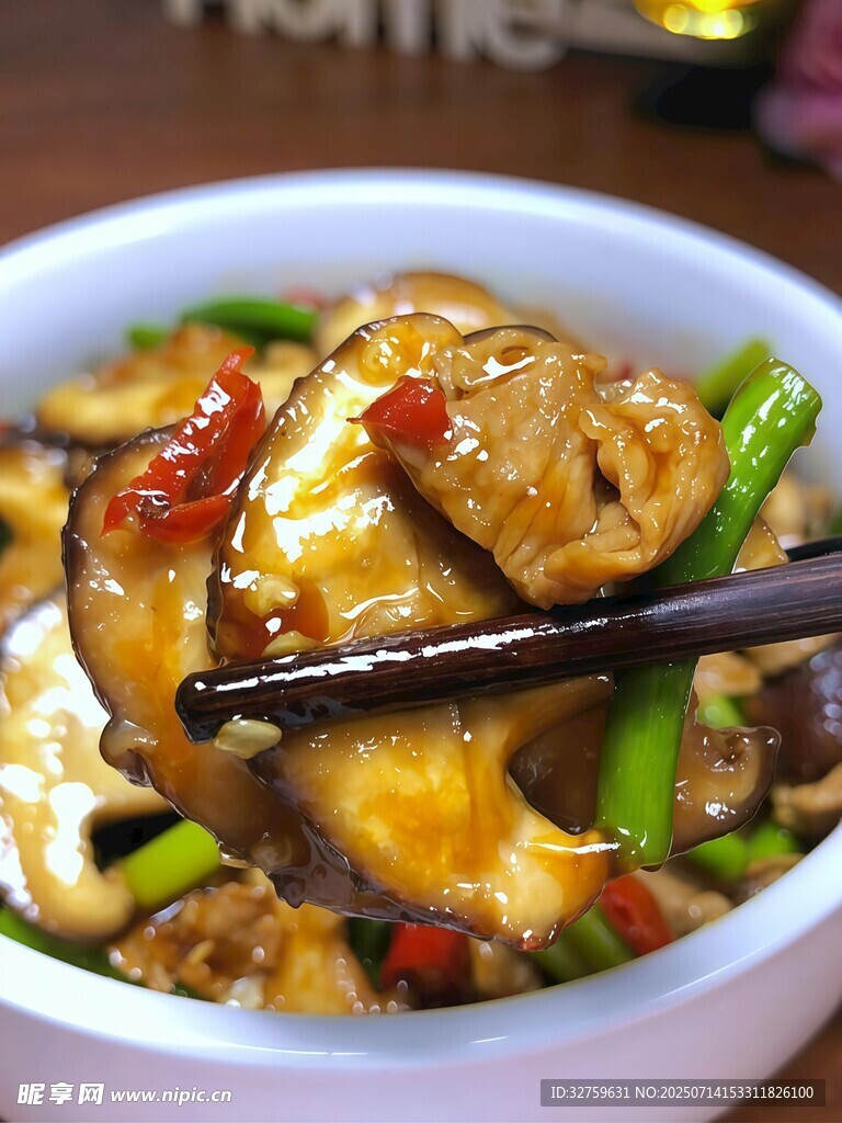 美味鸡肉菜肴筷子夹起