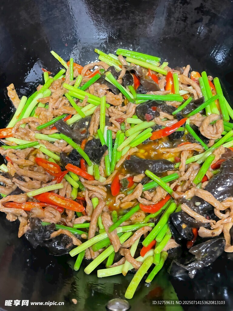 五彩时蔬肉丝炒制中