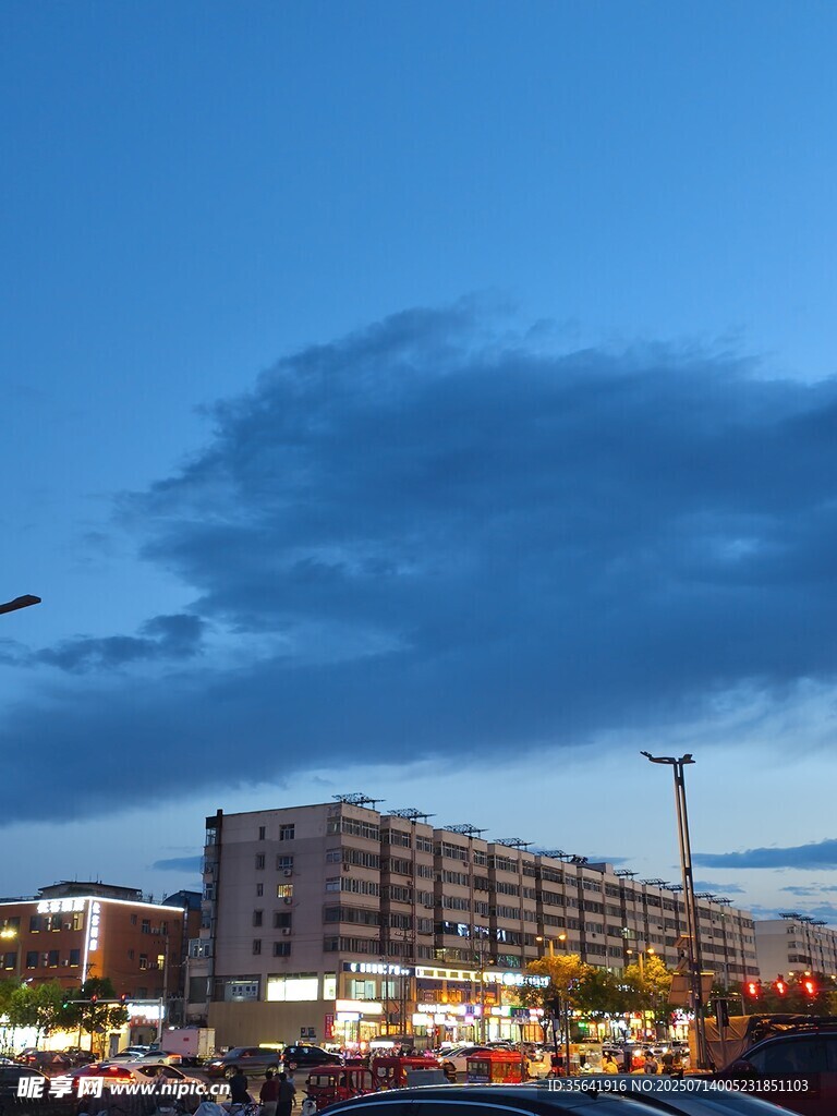 城市黄昏下的热闹街区