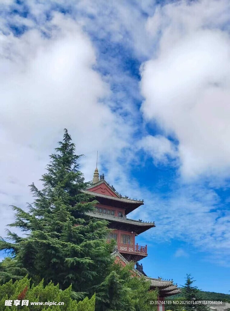 山林中的古典塔楼