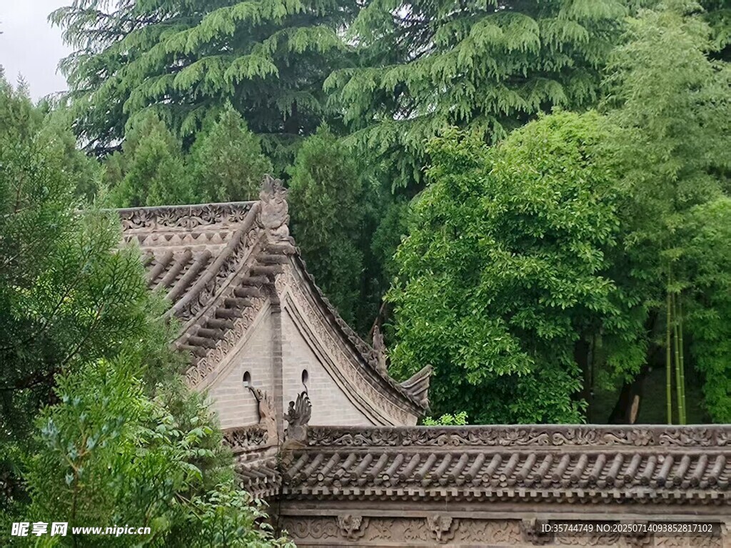 中式古建隐于葱郁林木间