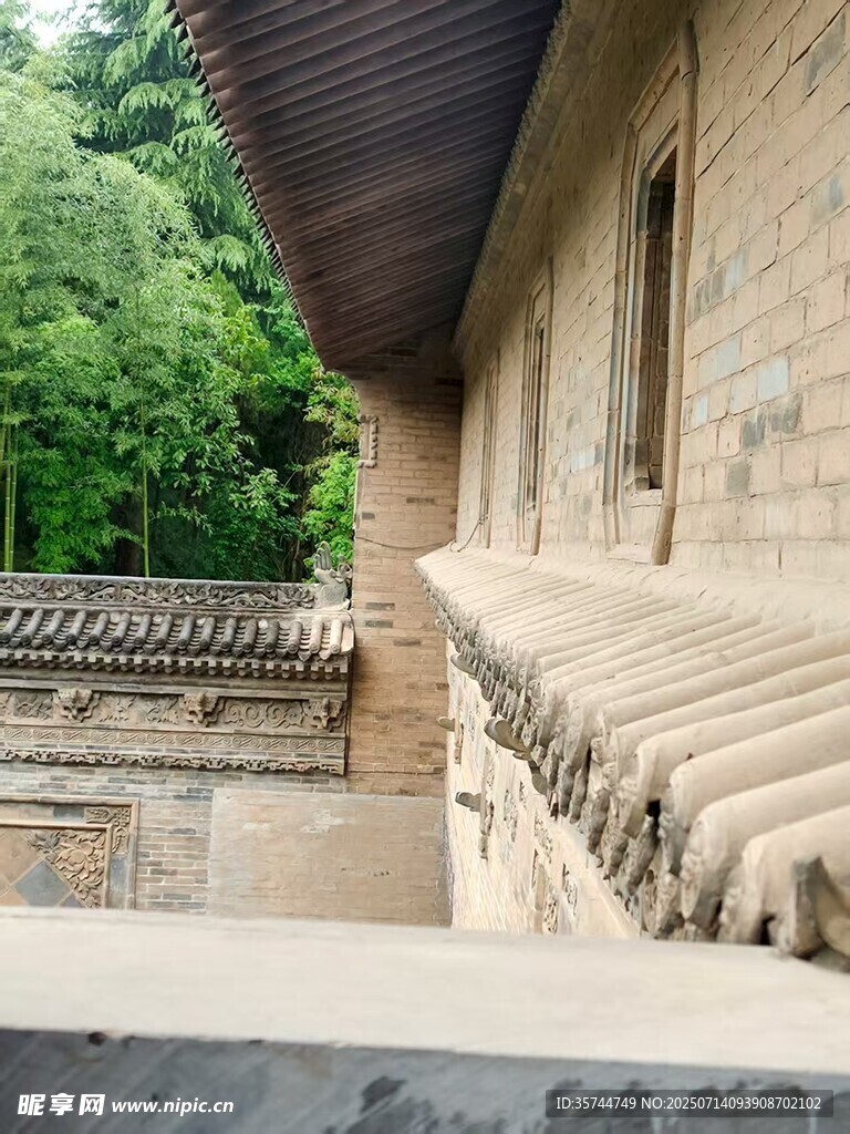 古建屋檐与葱郁绿树