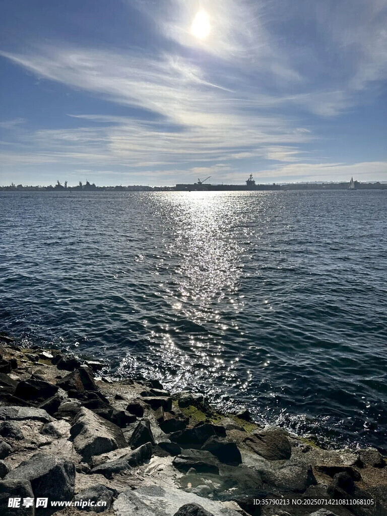 海边风光 阳光照耀海岸线