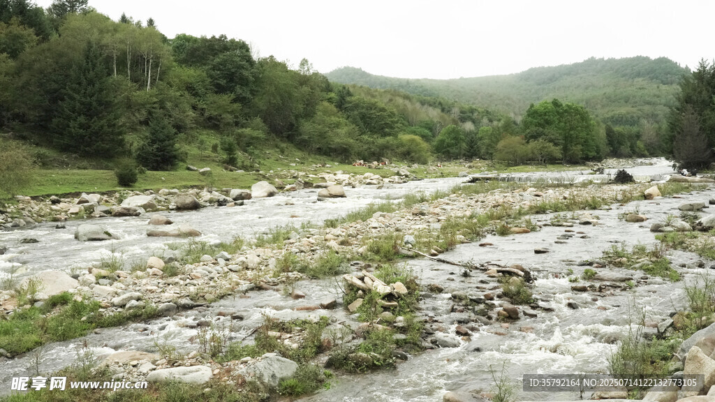 山间溪流高清图
