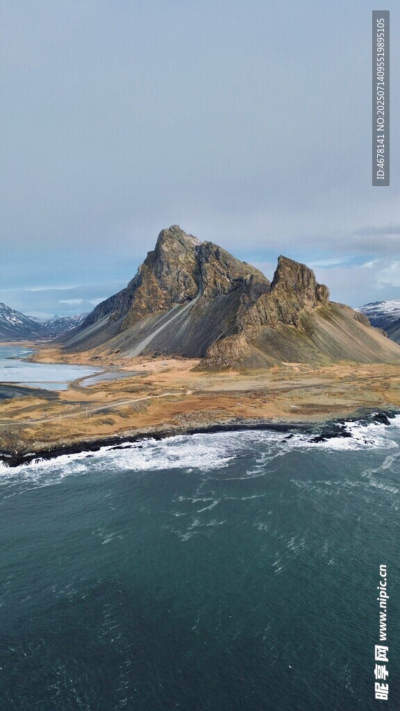 海边孤耸山峰壮丽景观