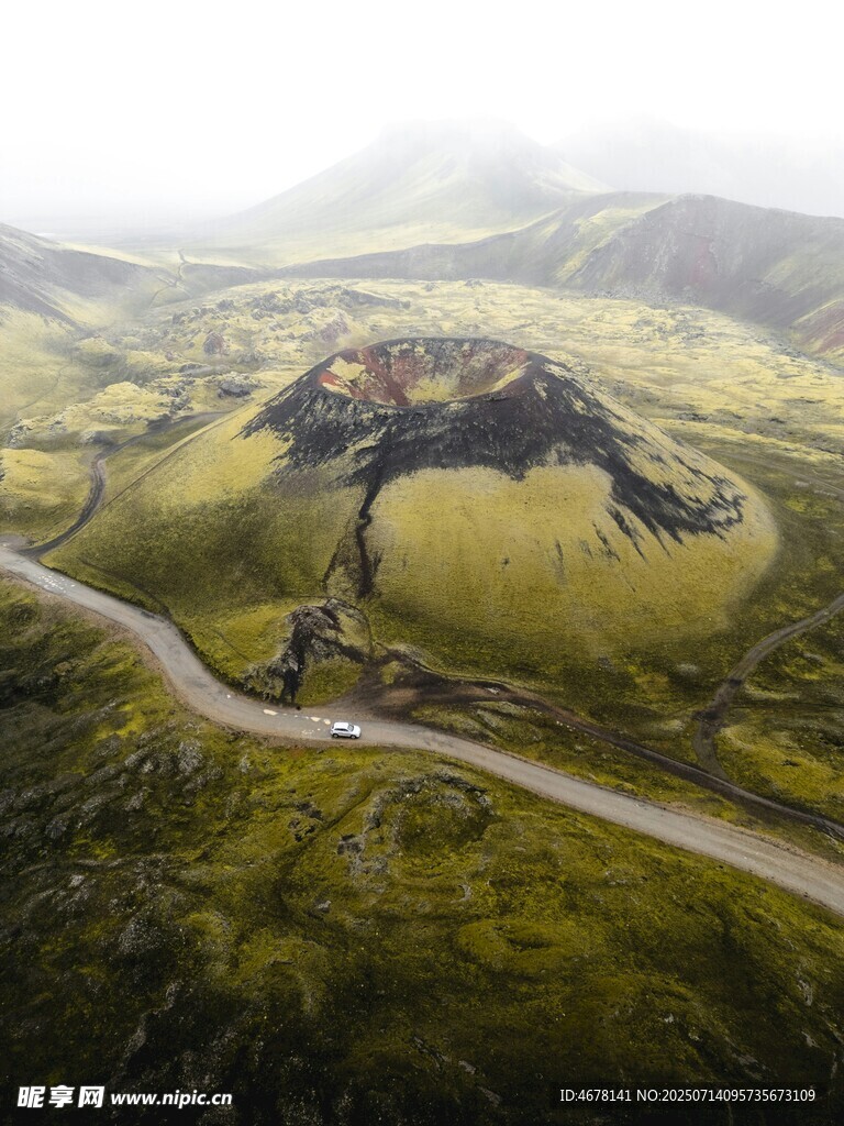 山间蜿蜒公路航拍美景