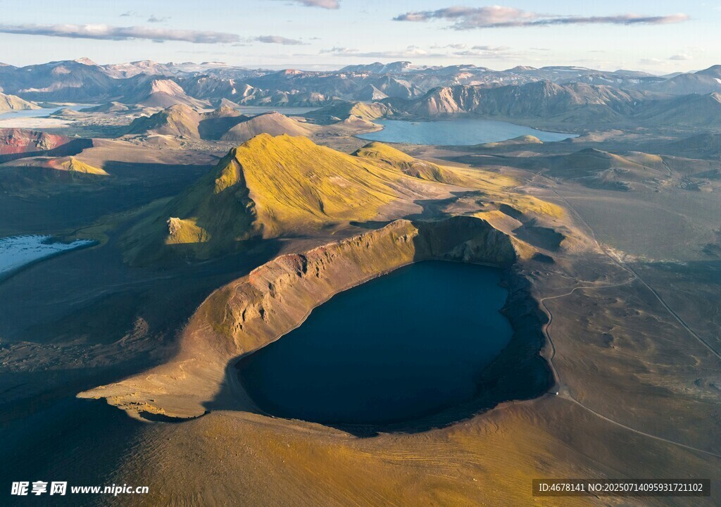 壮丽火山湖空中俯瞰景