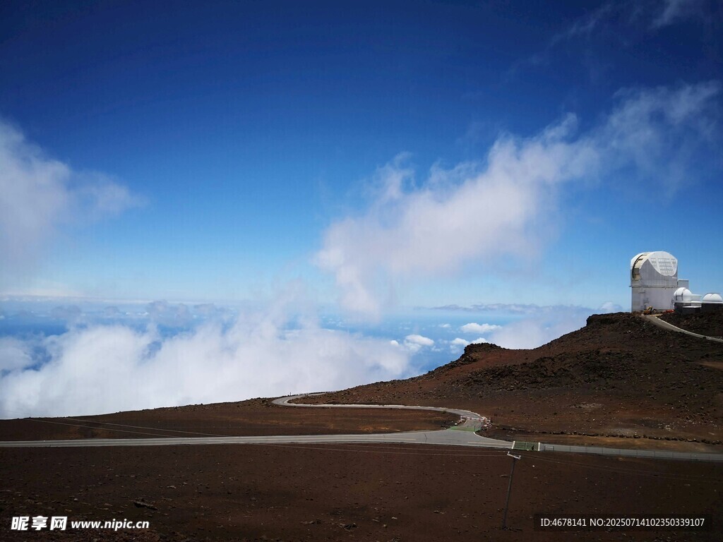 山顶天文台云海蓝天美景