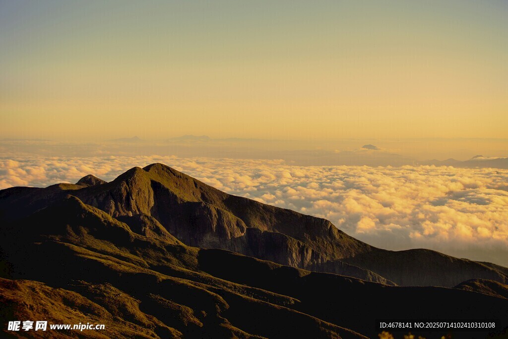 高山云海壮丽景观