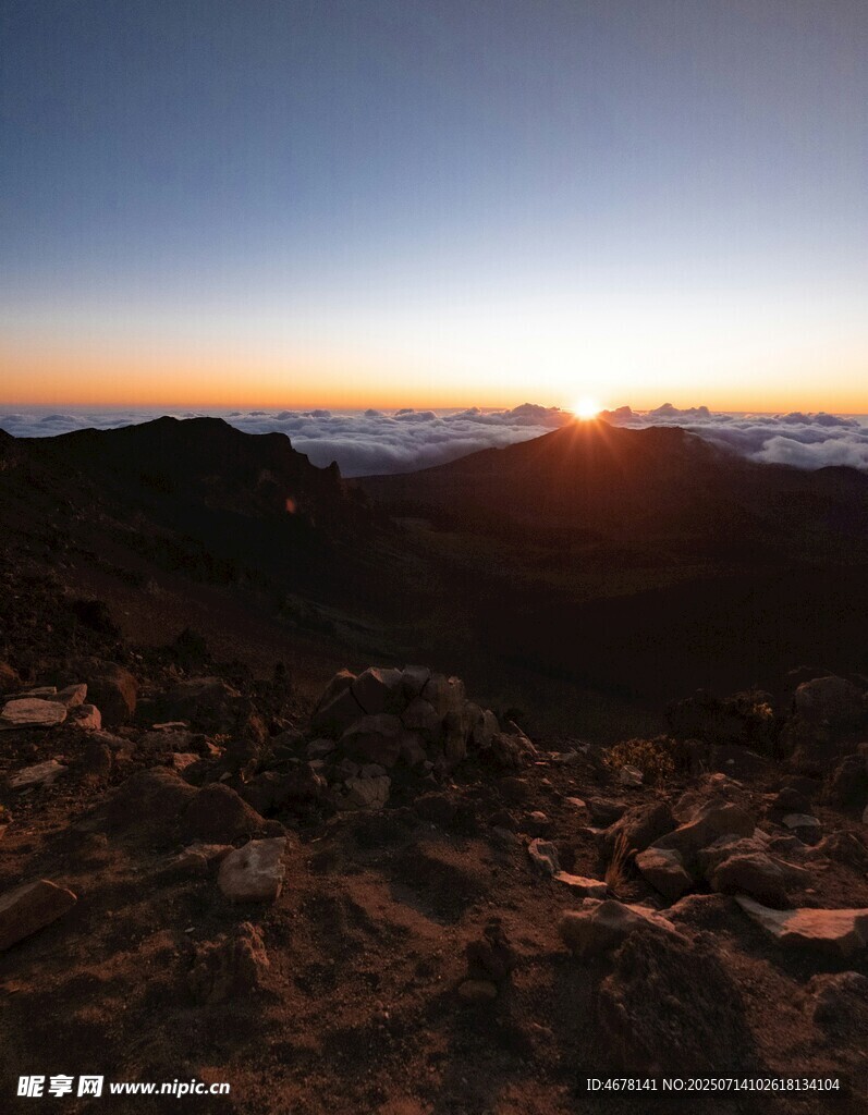 山顶壮丽日出景观