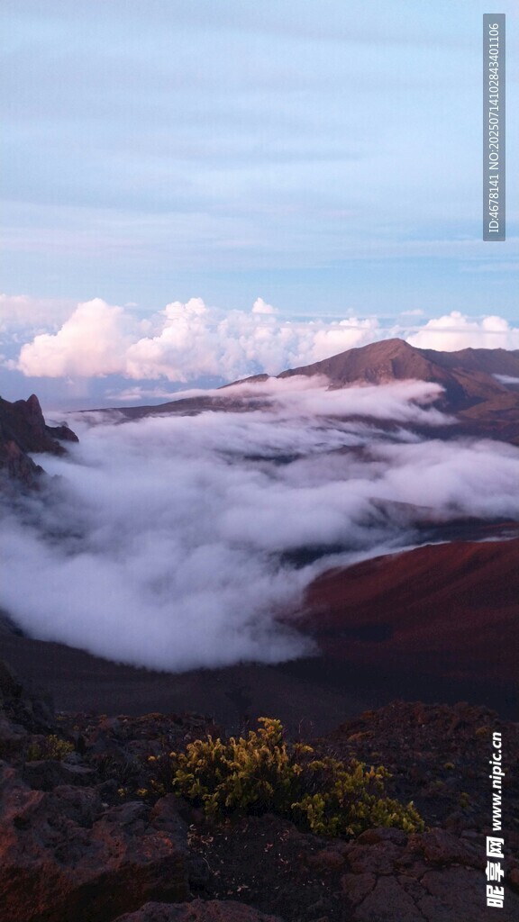 云海环绕的壮丽山景