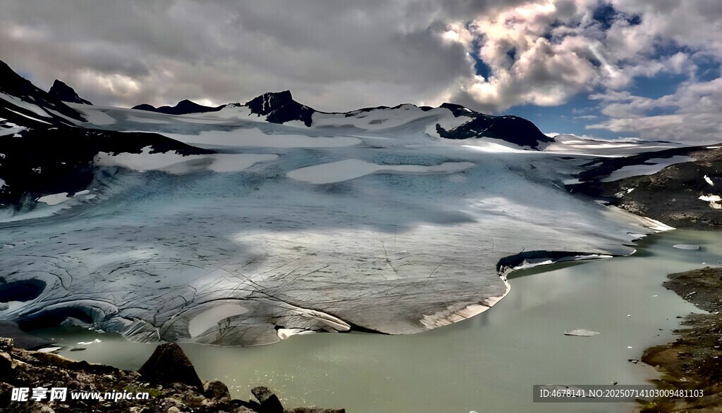 山间清澈湖泊美景