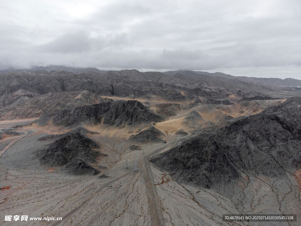 荒凉壮阔的戈壁地貌景观