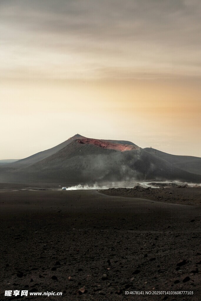 黄昏下的冒烟火山景观