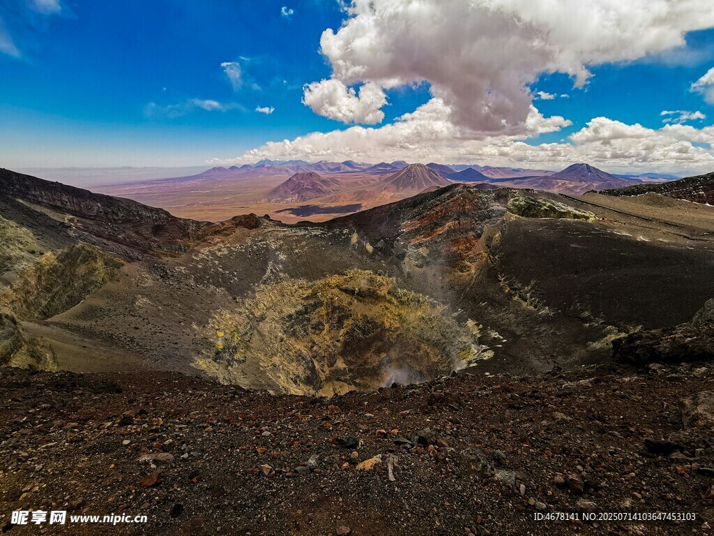壮丽火山地貌景观