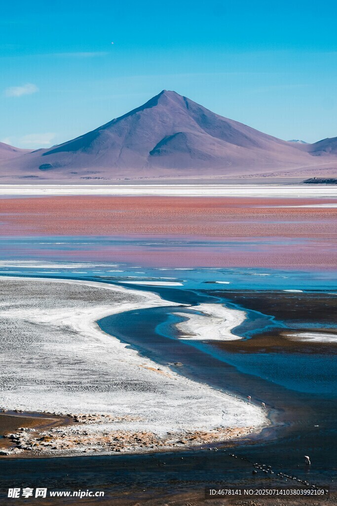 梦幻盐湖与远山美景