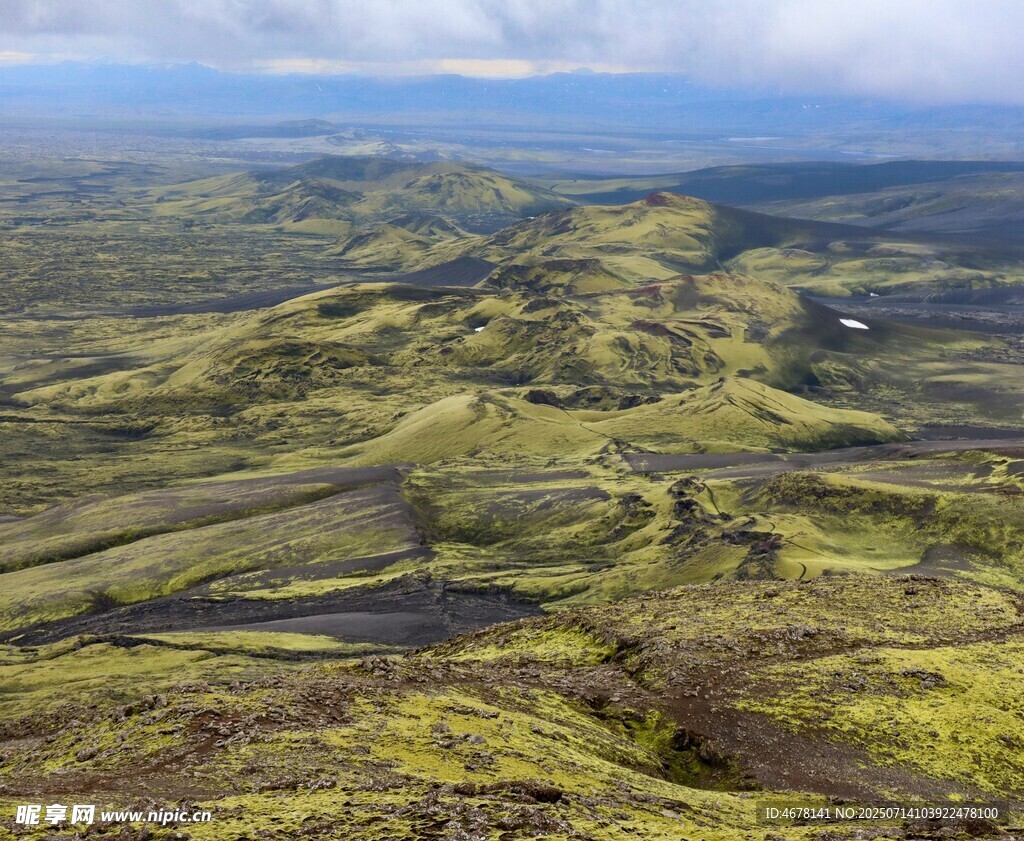广袤山野间的蜿蜒道路