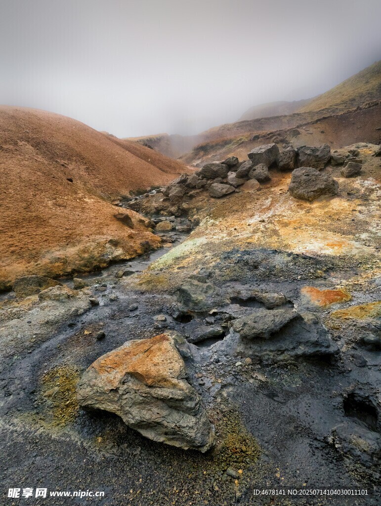 荒凉山地岩石景观