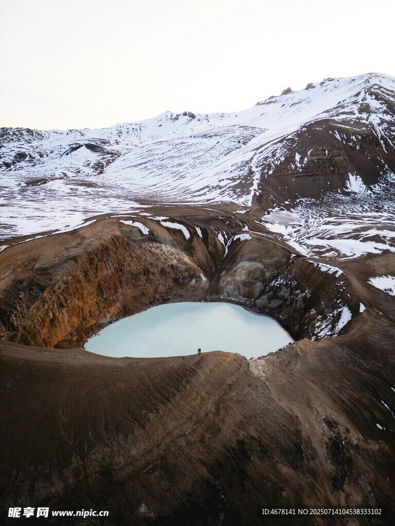 雪山环绕的静谧蓝湖