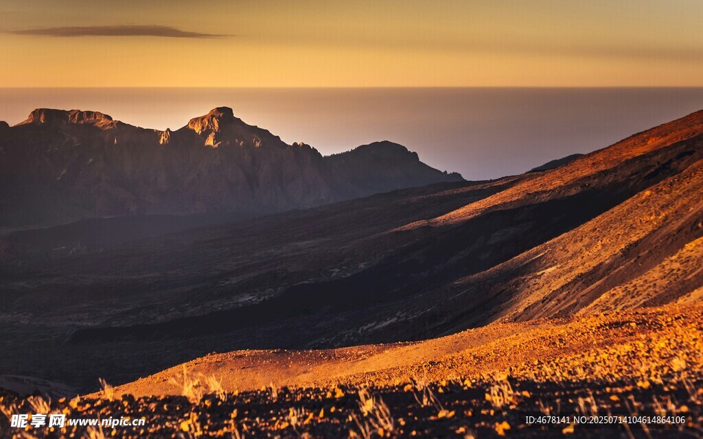 壮丽山景夕阳下的金色山峦