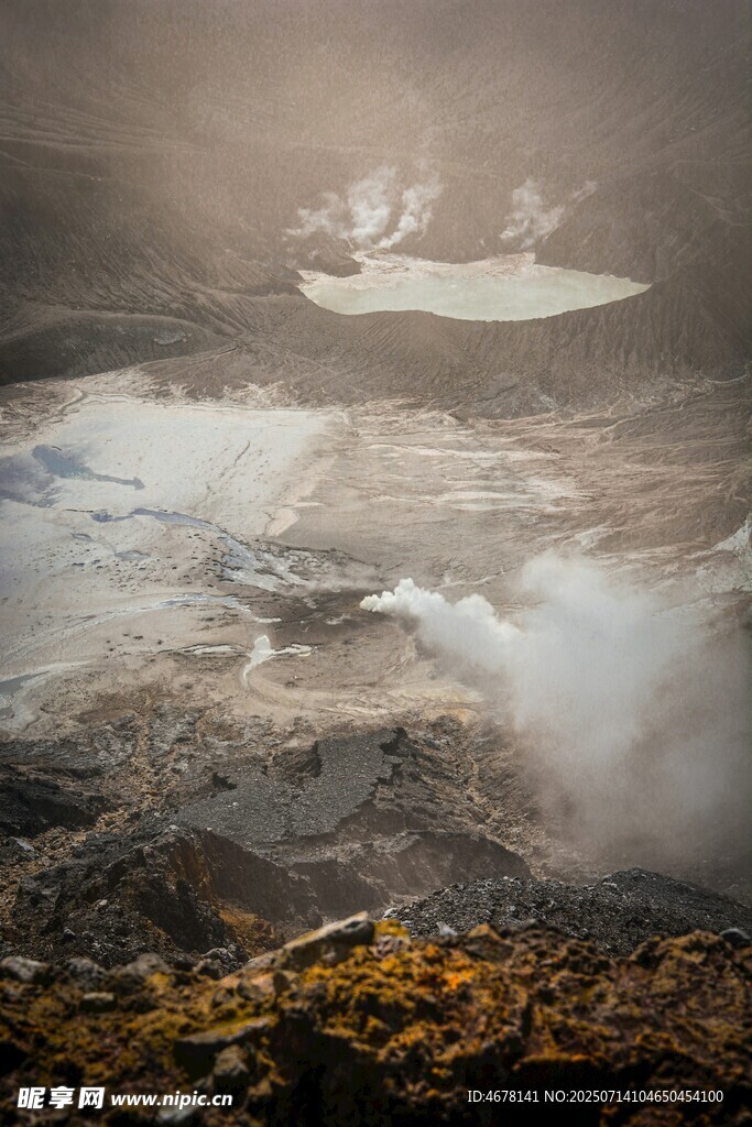 神秘山谷中的奇幻景象