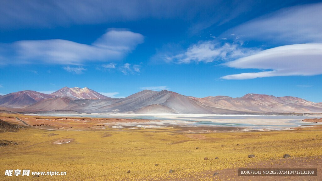 广袤荒原与远处山峦