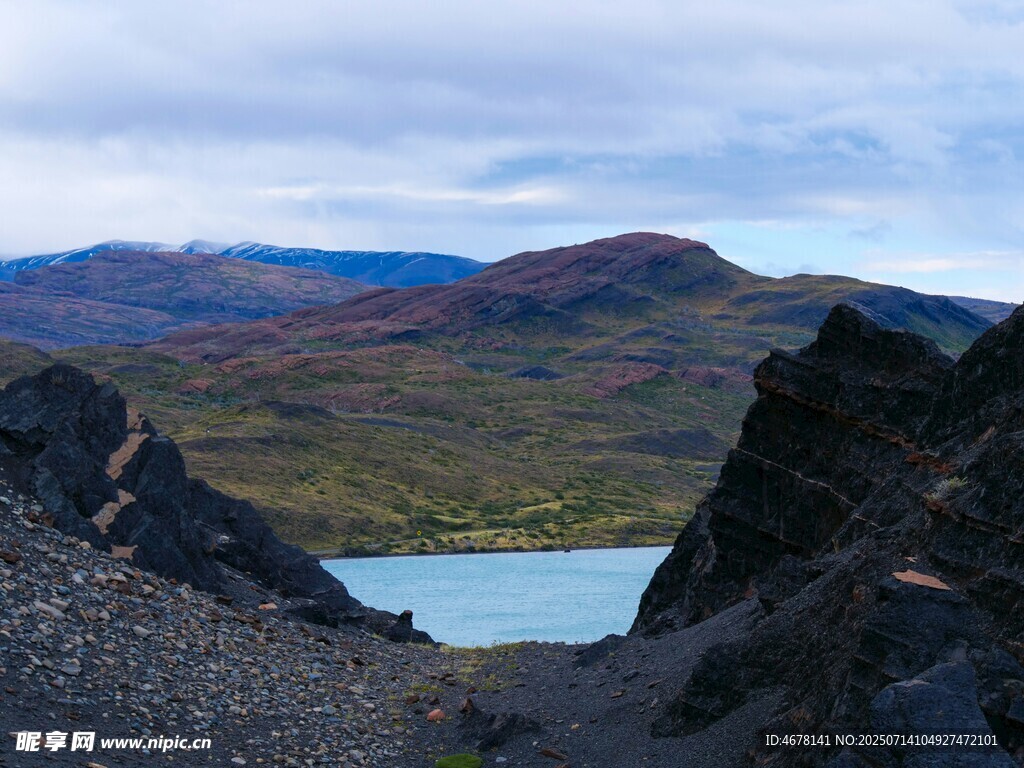 山间湖泊壮丽自然景观