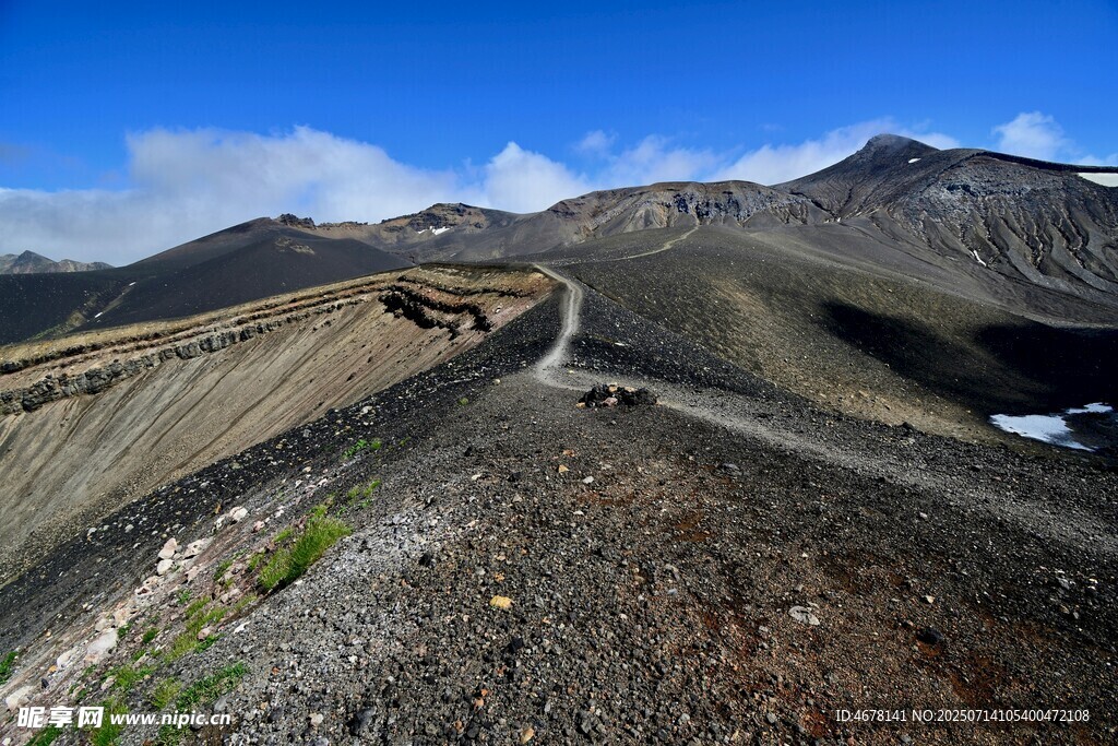 山间蜿蜒公路美景