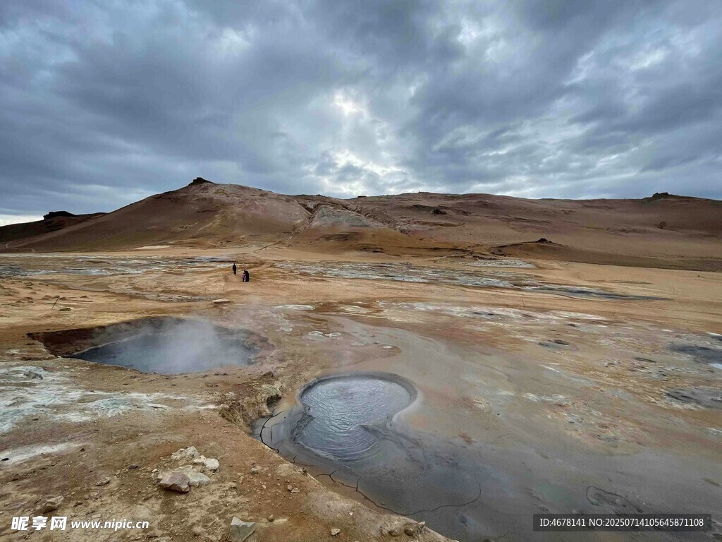 荒凉大地的积水景观