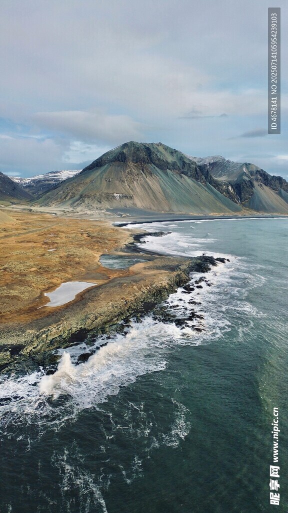 海岸边的壮美山海景观