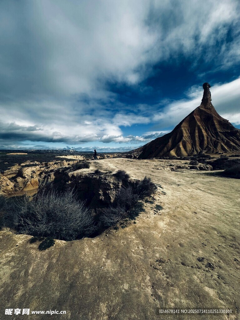 荒漠中的奇特地貌景观