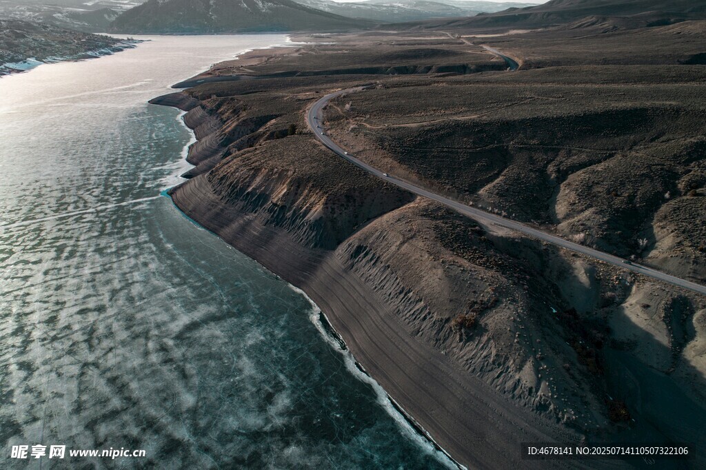 海岸蜿蜒公路壮丽景观