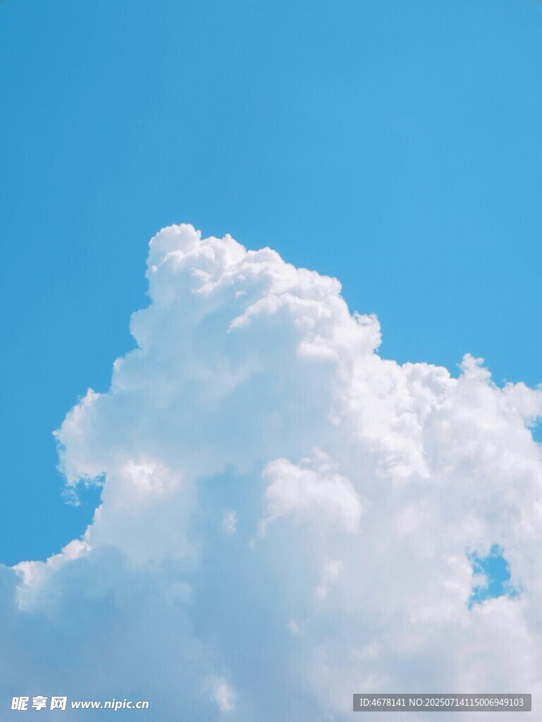 蓝天中的蓬松白云