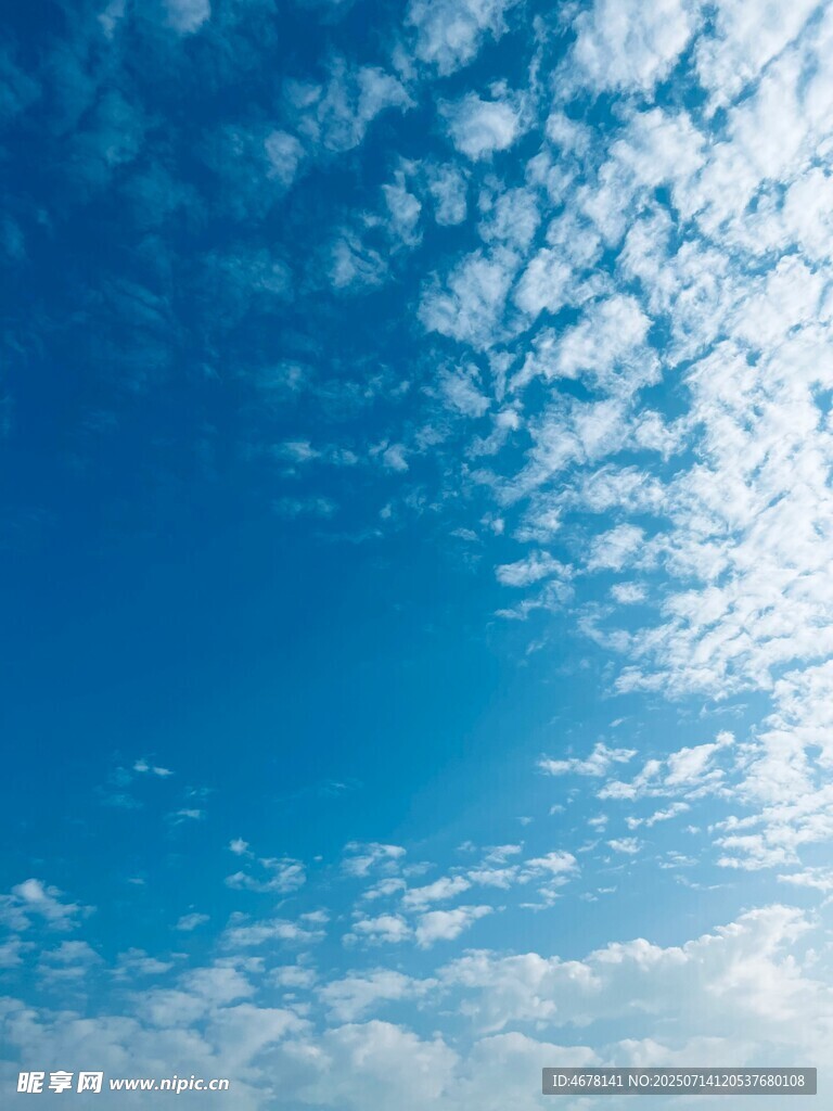 晴朗蓝天与稀疏白云