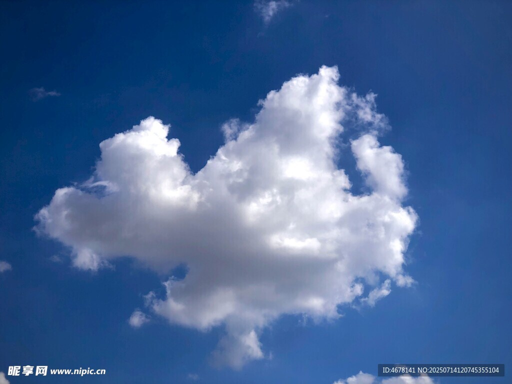 蓝天下的蓬松白云